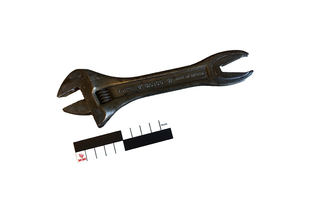 Alligator wrench