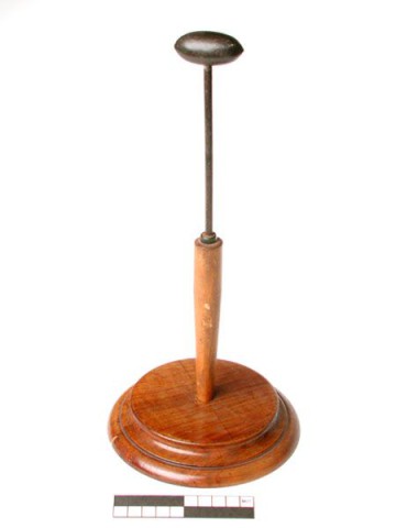 Bolstrijkijzer (standaard)/eistrijkijzer (standaard)/paddestoelstrijkijzer (o.)