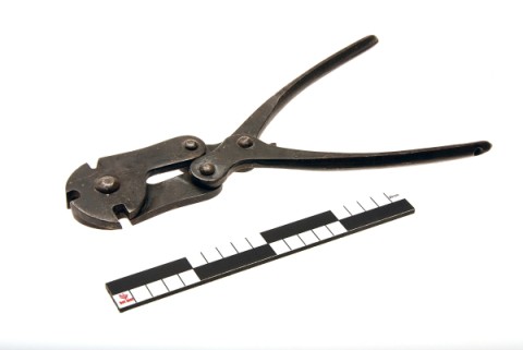 Wire cutting pliers