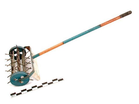 Lawn aerator (roller)