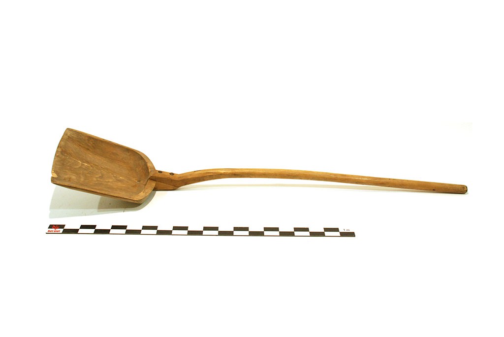 Grain shovel