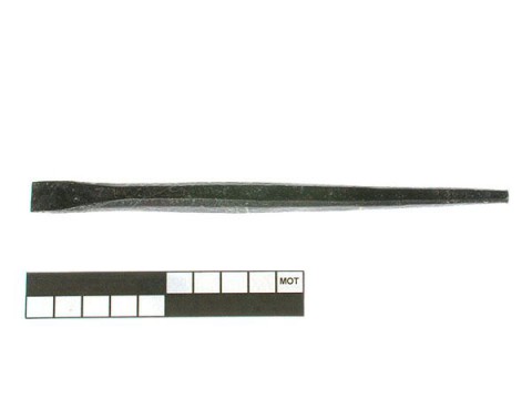 Narrow indented chisel