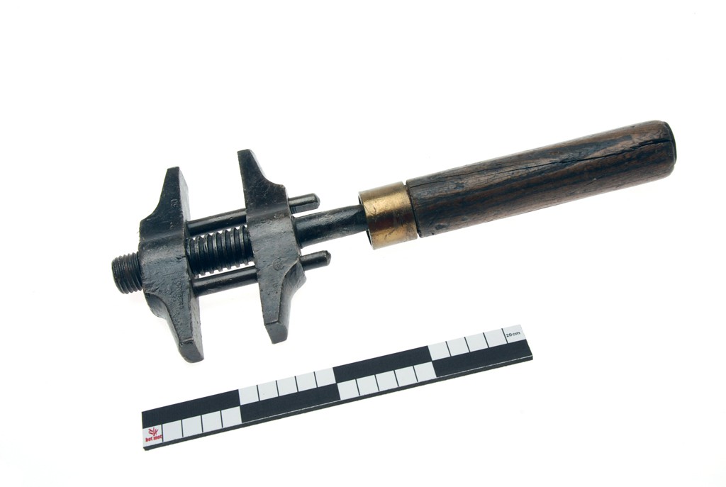 Clé à écrou (adjustable) (f.)