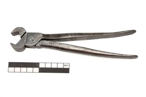 Nut pliers