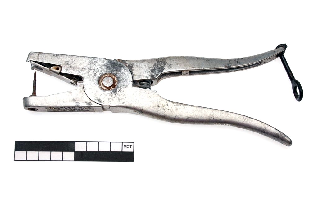 Ear tag pliers