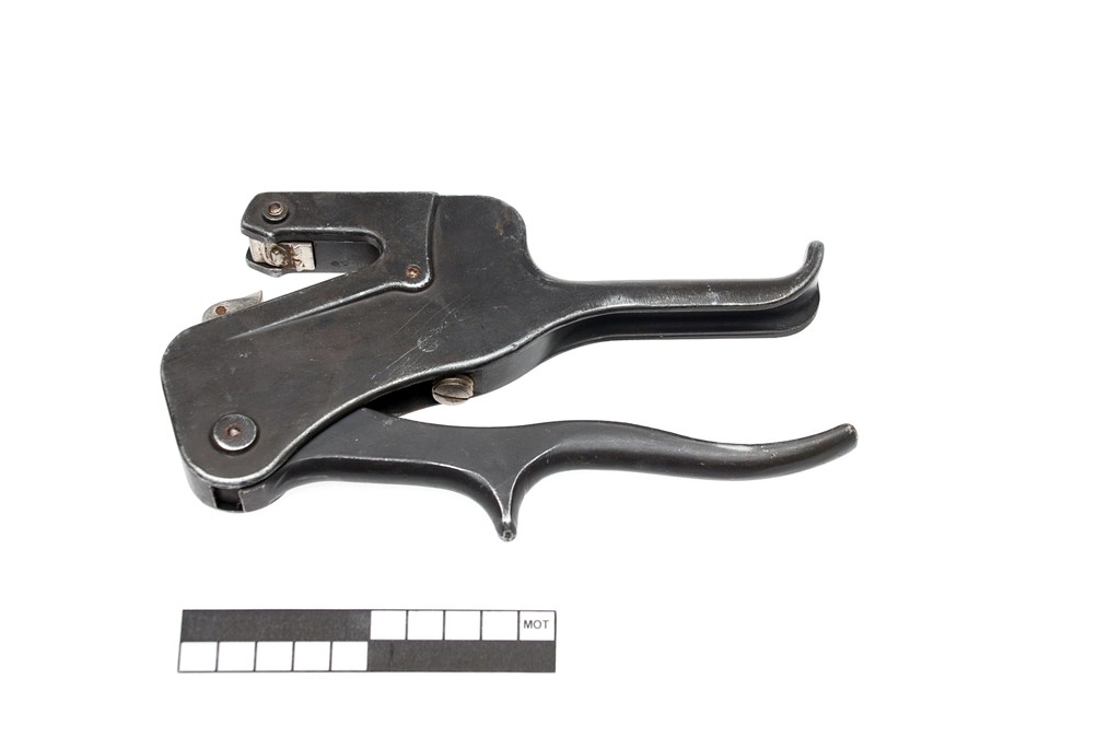 Ear tag pliers