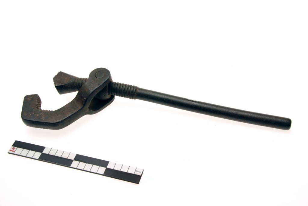 Pipe tongs