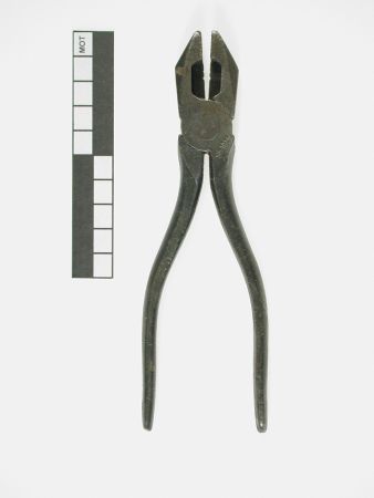 Flat nose pliers