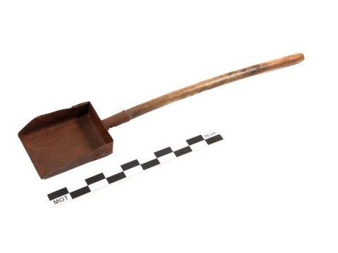 Charging shovel