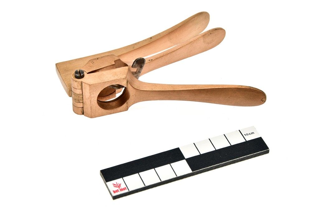 Decapping/capping tool