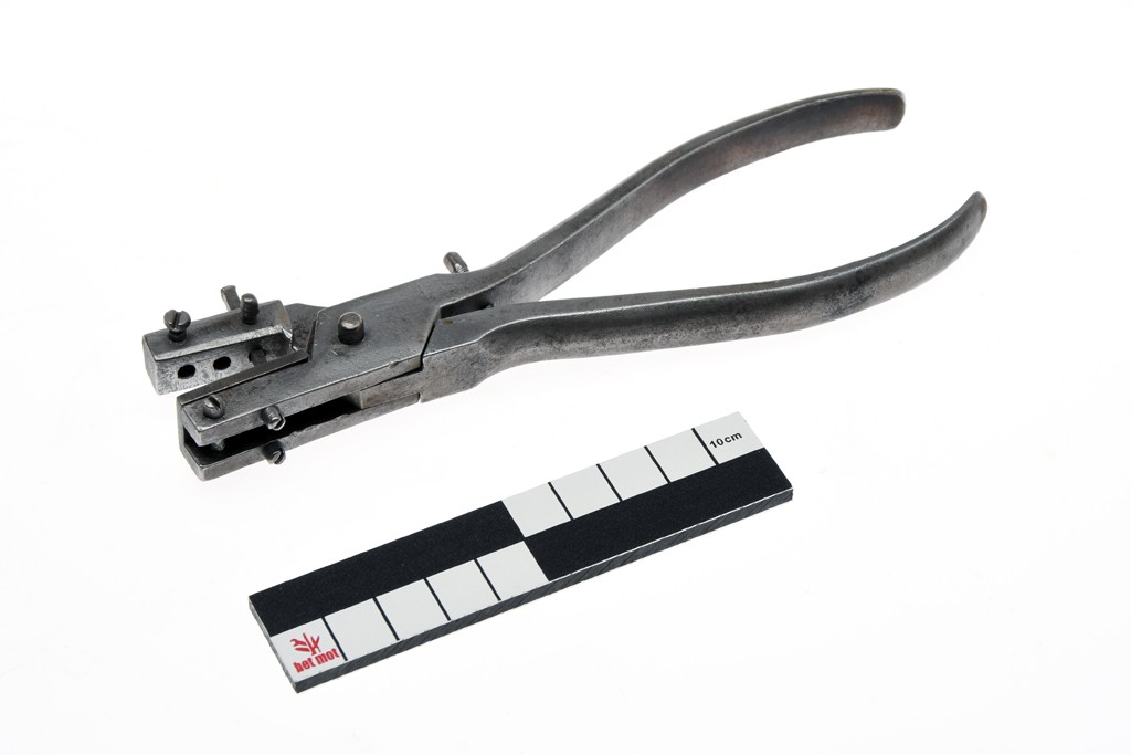 Mainspring punching pliers