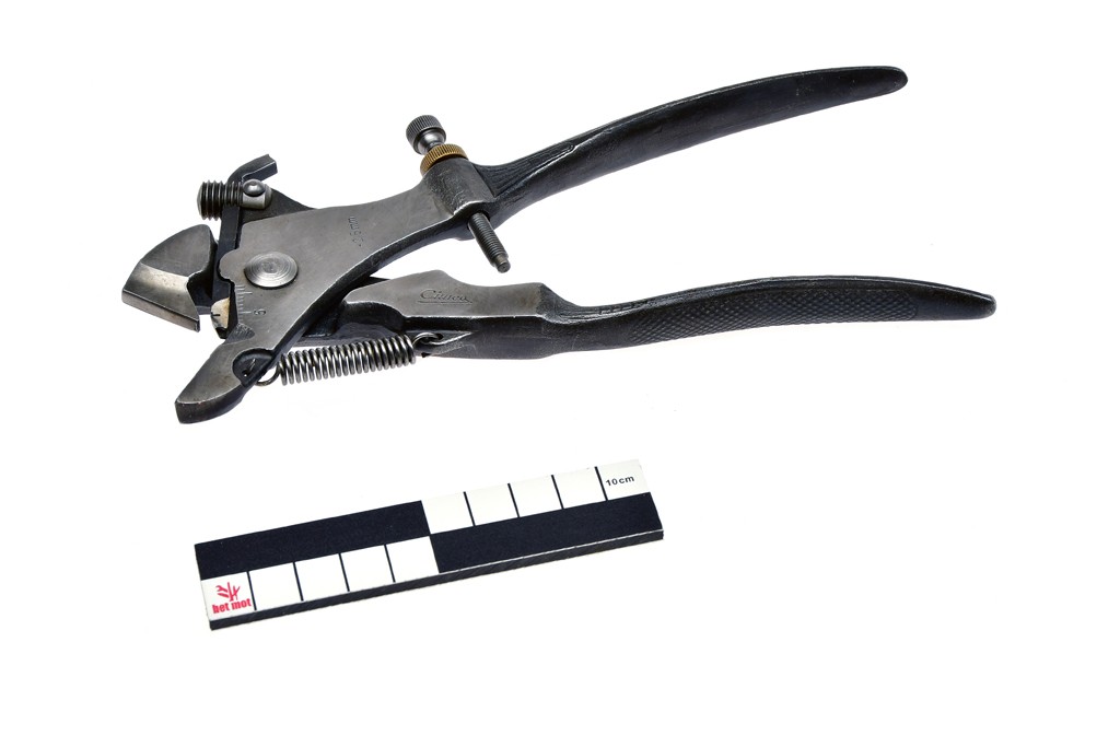 Saw-setting pliers